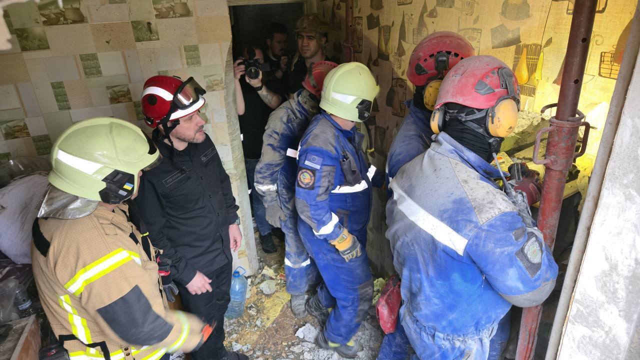 Оказался в "бетонном склепе": в Киеве спасли мужчину из-под завалов разрушенного российским ударом подъезда. Подробности, фото и видео