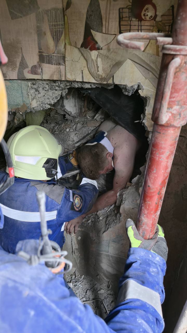 Оказался в "бетонном склепе": в Киеве спасли мужчину из-под завалов разрушенного российским ударом подъезда. Подробности, фото и видео
