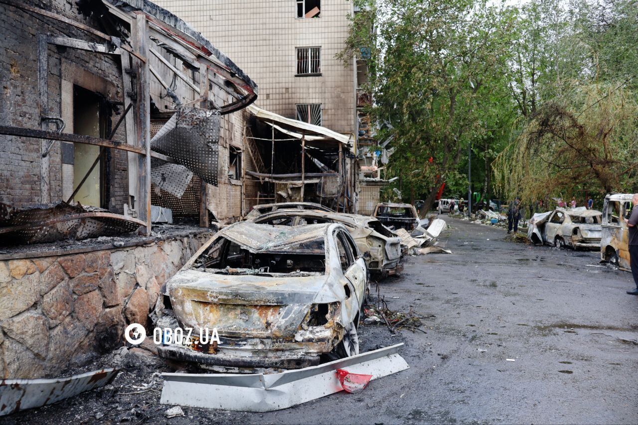 Выбиты окна в домах, сгорели авто: последствия обстрела РФ в Голосеевском районе Киева. Фото и видео
