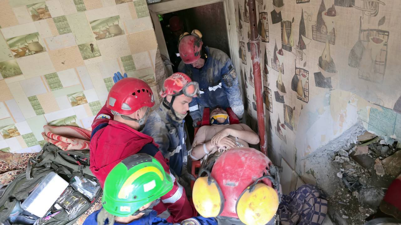 Оказался в "бетонном склепе": в Киеве спасли мужчину из-под завалов разрушенного российским ударом подъезда. Подробности, фото и видео