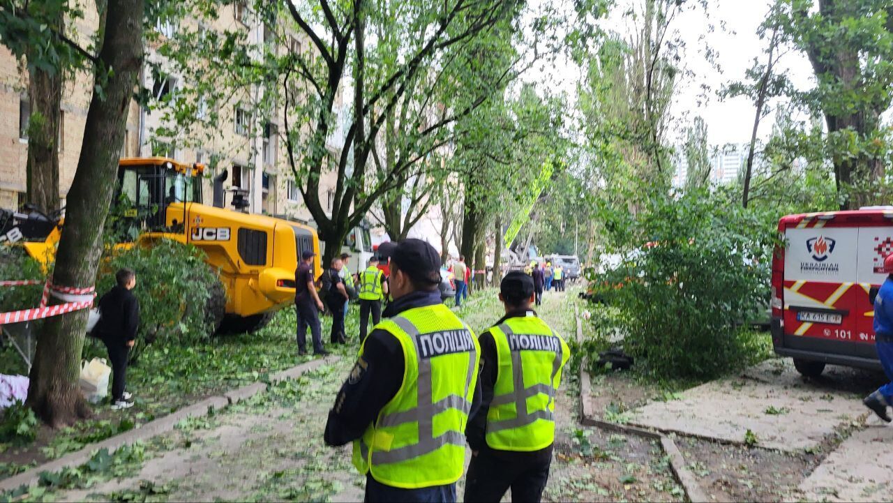 Россия ударила по жилым кварталам Киева, есть жертвы и много пострадавших: фото и видео последствий вражеской атаки