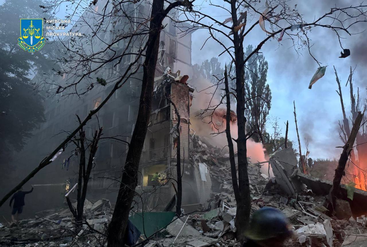 Среди погибших – шестилетний мальчик: в Киеве возросло количество жертв российского удара, разбор завалов продолжается. Фото и видео