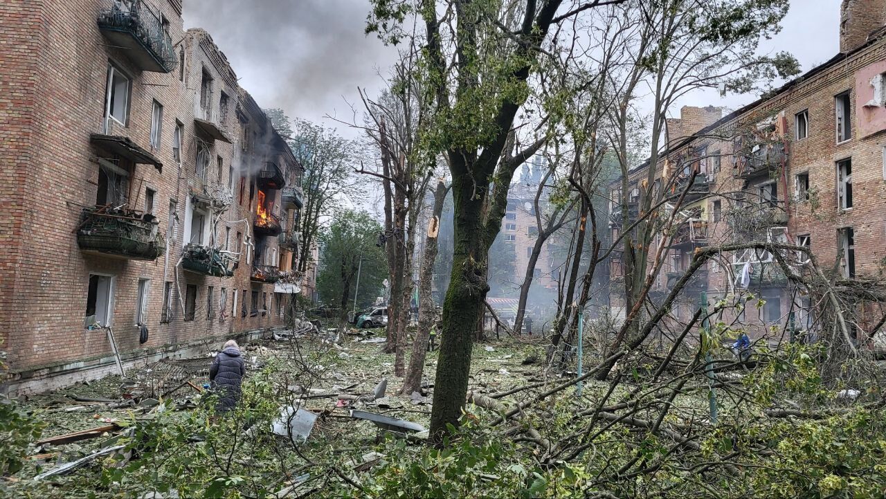 Россия ударила по жилым кварталам Киева, есть жертвы и много пострадавших: фото и видео последствий вражеской атаки