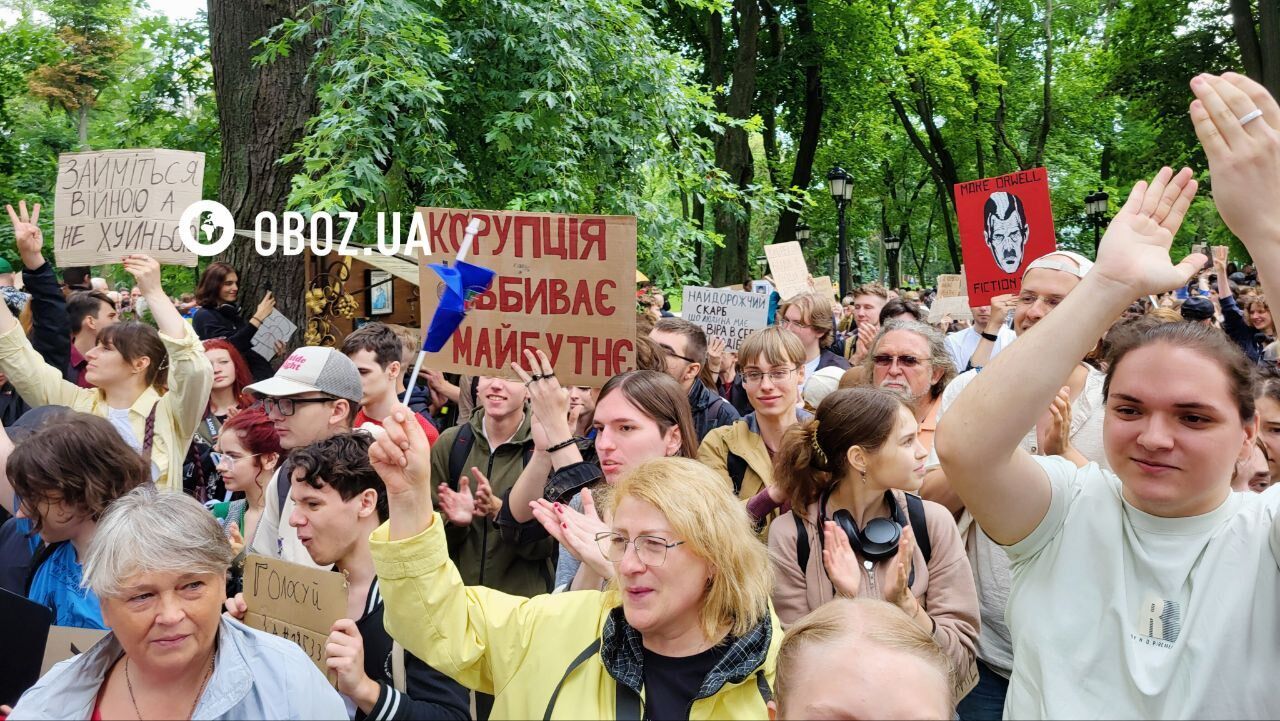 З криками та оплесками: учасники мітингу під Радою бурхливо відреагували на ухвалення закону про повернення незалежності НАБУ і САП. Відео