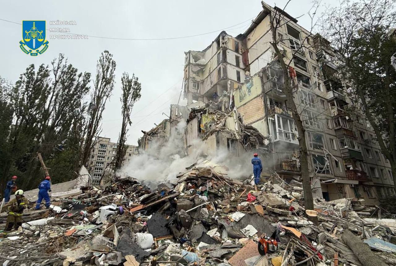 Среди погибших – шестилетний мальчик: в Киеве возросло количество жертв российского удара, разбор завалов продолжается. Фото и видео