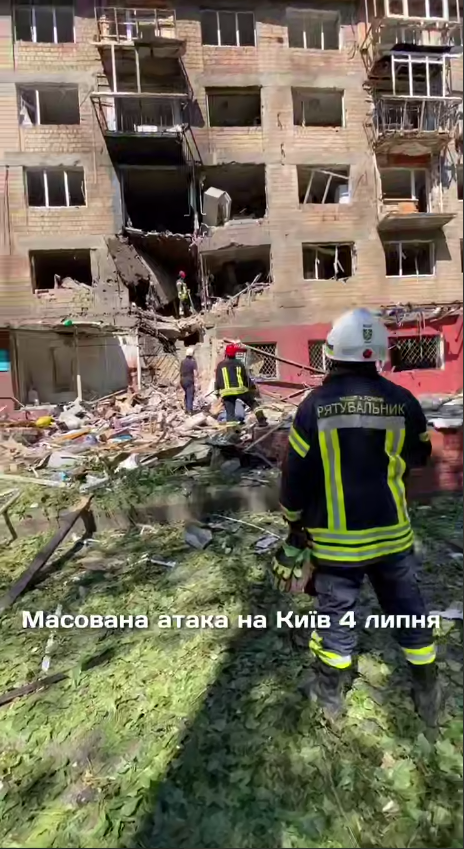 "Побиті будинки, вкручені в землю автівки": з'явились нові деталі наслідків терористичної атаки РФ на Київ у ніч проти 4 липня. Фото