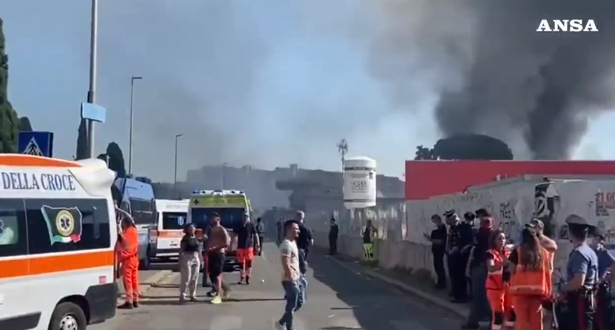 У Римі пролунали потужні вибухи на АЗС: піднявся густий стовп диму, 45 постраждалих. Фото і відео
