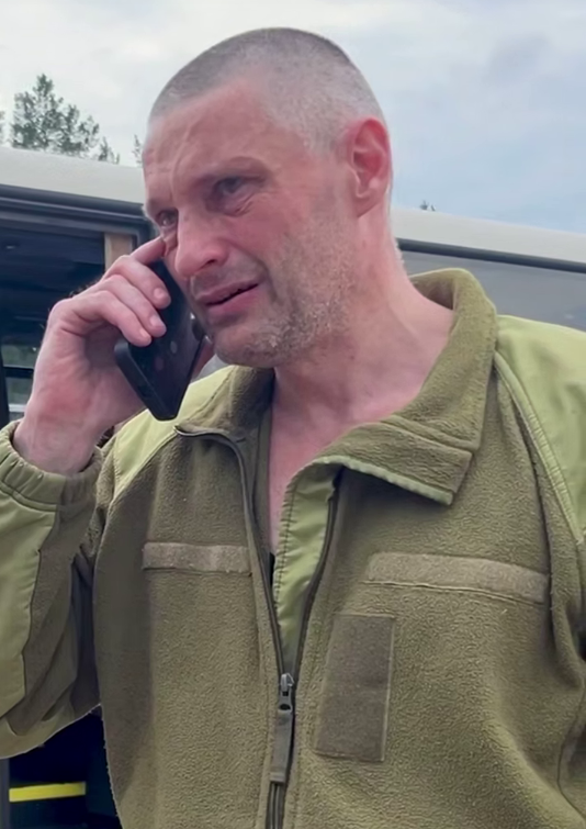 "Мамуська, привіт...": мережу зворушив дзвінок звільненого з російського полону захисника. Відео