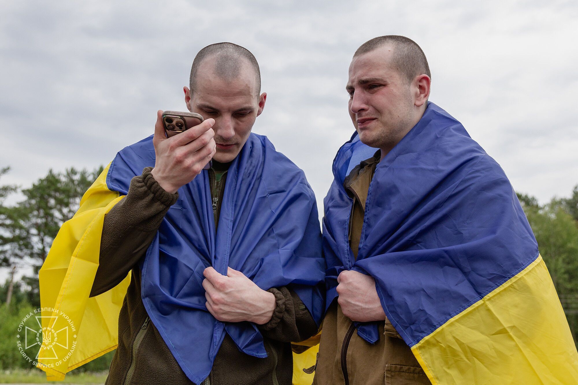 Обійми й зустріч із рідними: з'явились нові зворушливі кадри з обміну полоненими. Фото і відео
