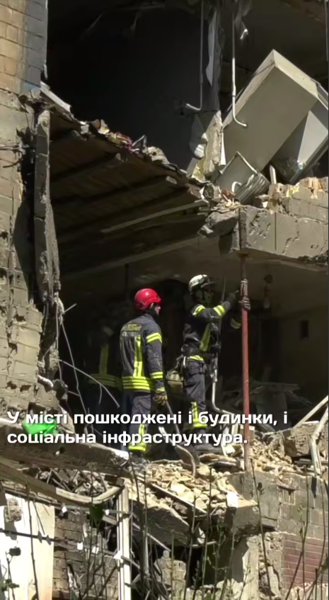 "Побиті будинки, вкручені в землю автівки": з'явились нові деталі наслідків терористичної атаки РФ на Київ у ніч проти 4 липня. Фото