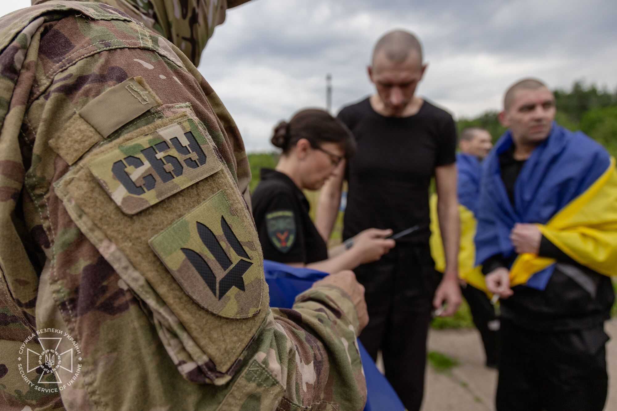 Обійми й зустріч із рідними: з'явились нові зворушливі кадри з обміну полоненими. Фото і відео