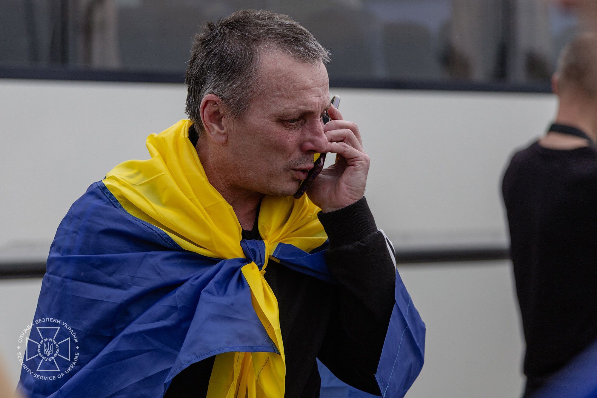 Обійми й зустріч із рідними: з'явились нові зворушливі кадри з обміну полоненими. Фото і відео
