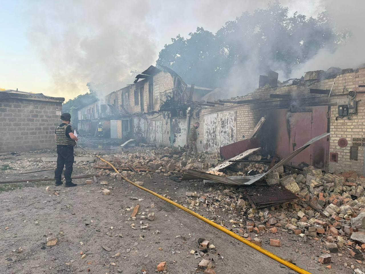 Окупанти вночі атакували Київщину: руйнувань та пошкоджень зазнали житловий  та промисловий сектори. Фото і відео