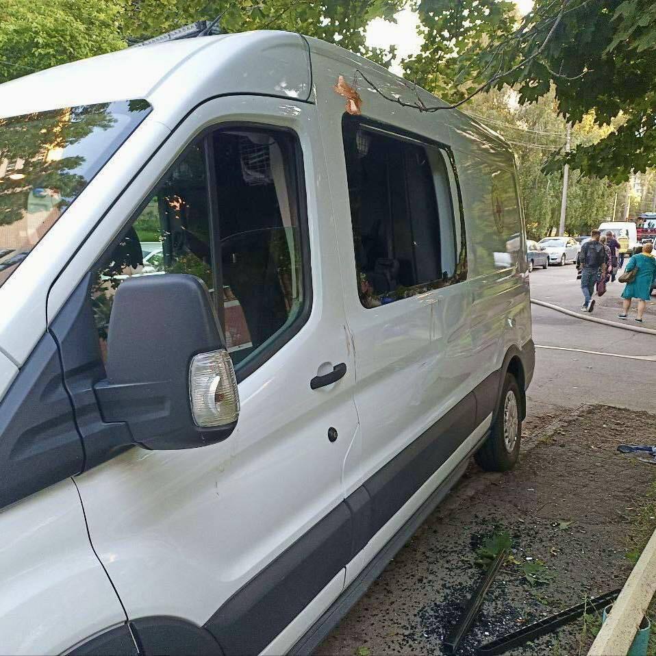 Оказывали первую помощь пострадавшим: во время массированного удара России по Киеву повреждена машина Красного Креста. Фото