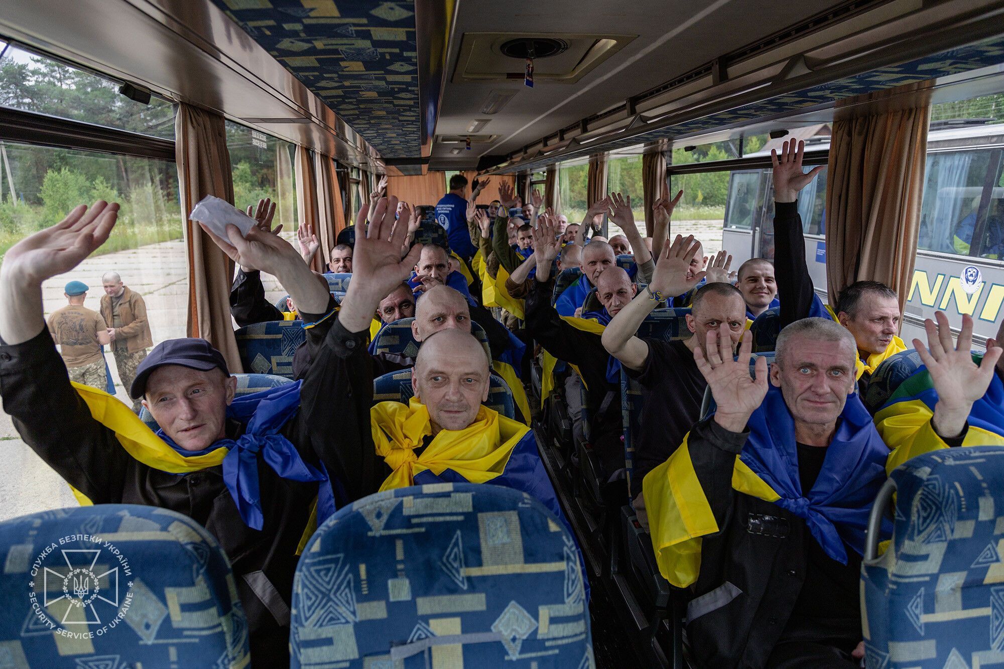 Обійми й зустріч із рідними: з'явились нові зворушливі кадри з обміну полоненими. Фото і відео