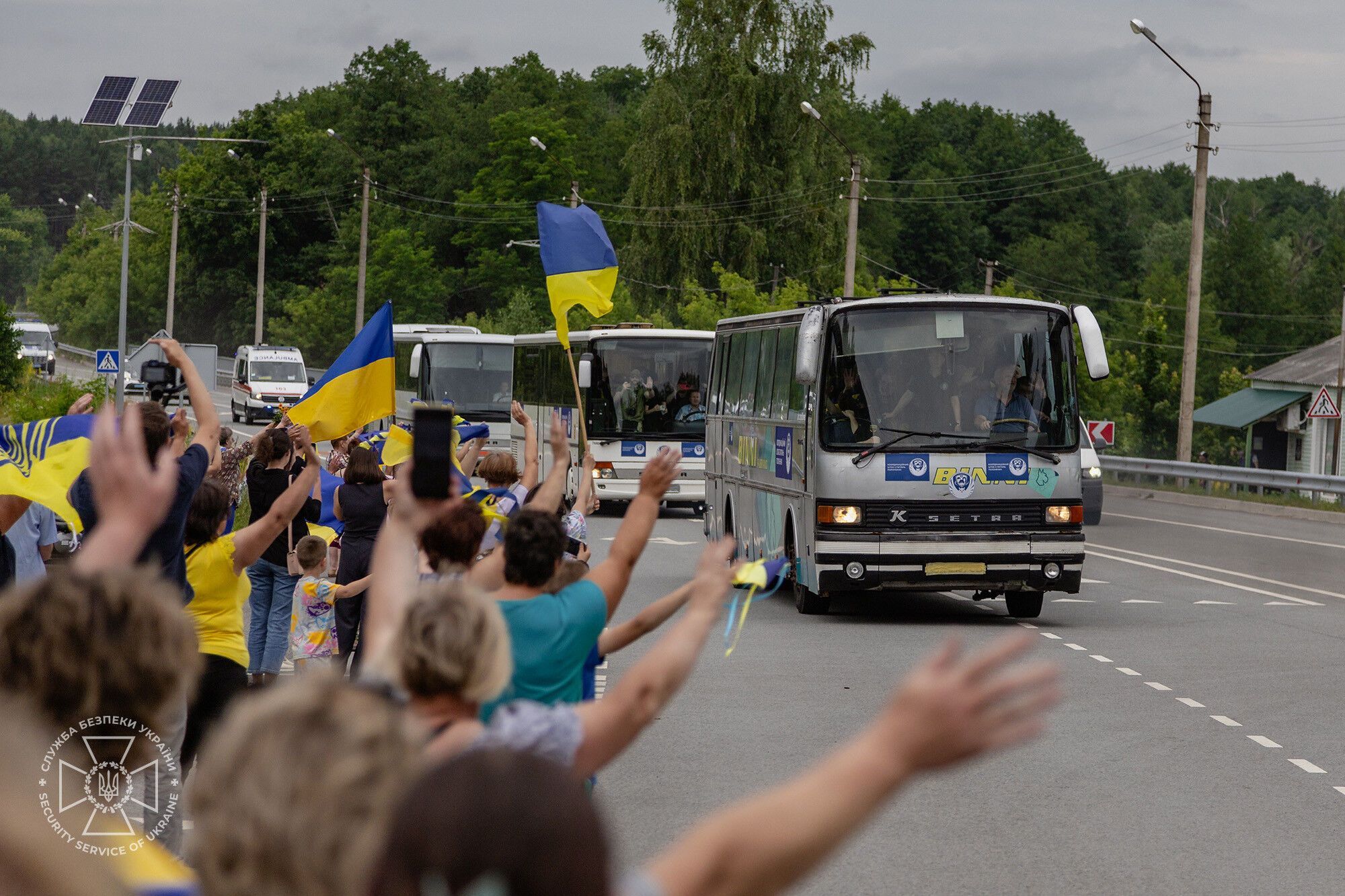 Обійми й зустріч із рідними: з'явились нові зворушливі кадри з обміну полоненими. Фото і відео