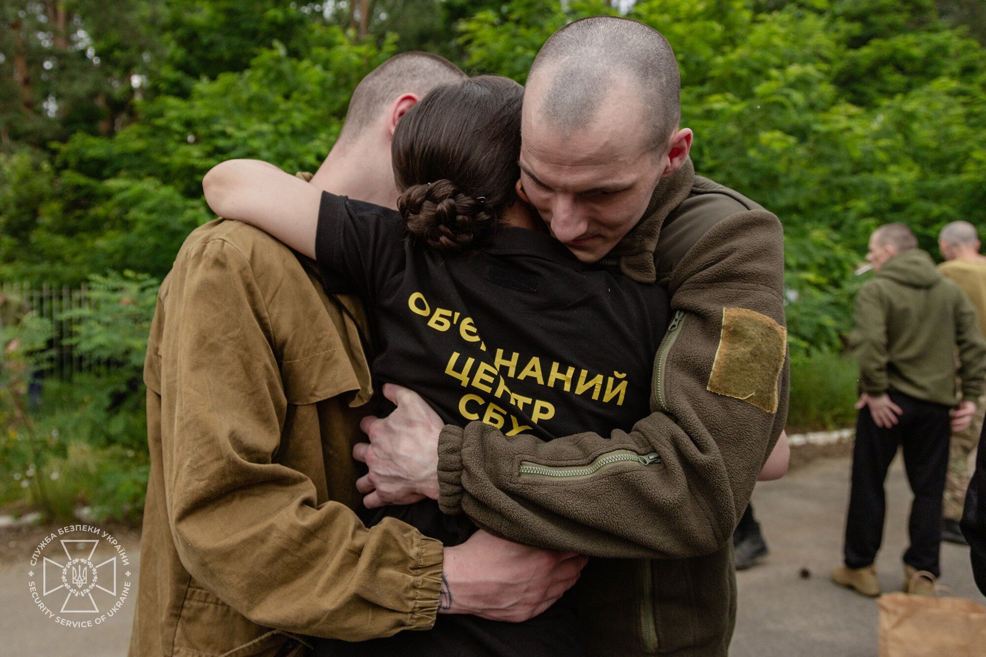 Обійми й зустріч із рідними: з'явились нові зворушливі кадри з обміну полоненими. Фото і відео