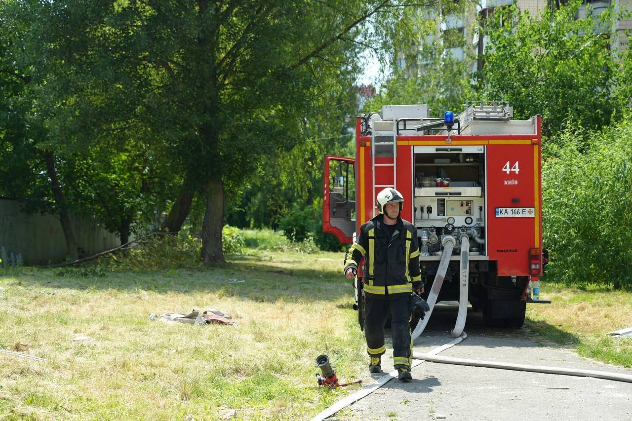 "Побиті будинки, вкручені в землю автівки": з'явились нові деталі наслідків терористичної атаки РФ на Київ у ніч проти 4 липня. Фото