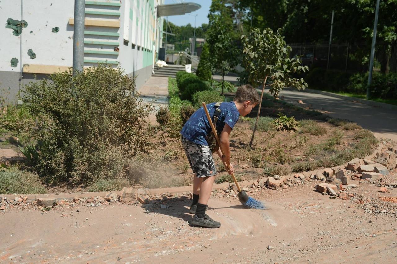 "Побиті будинки, вкручені в землю автівки": з'явились нові деталі наслідків терористичної атаки РФ на Київ у ніч проти 4 липня. Фото