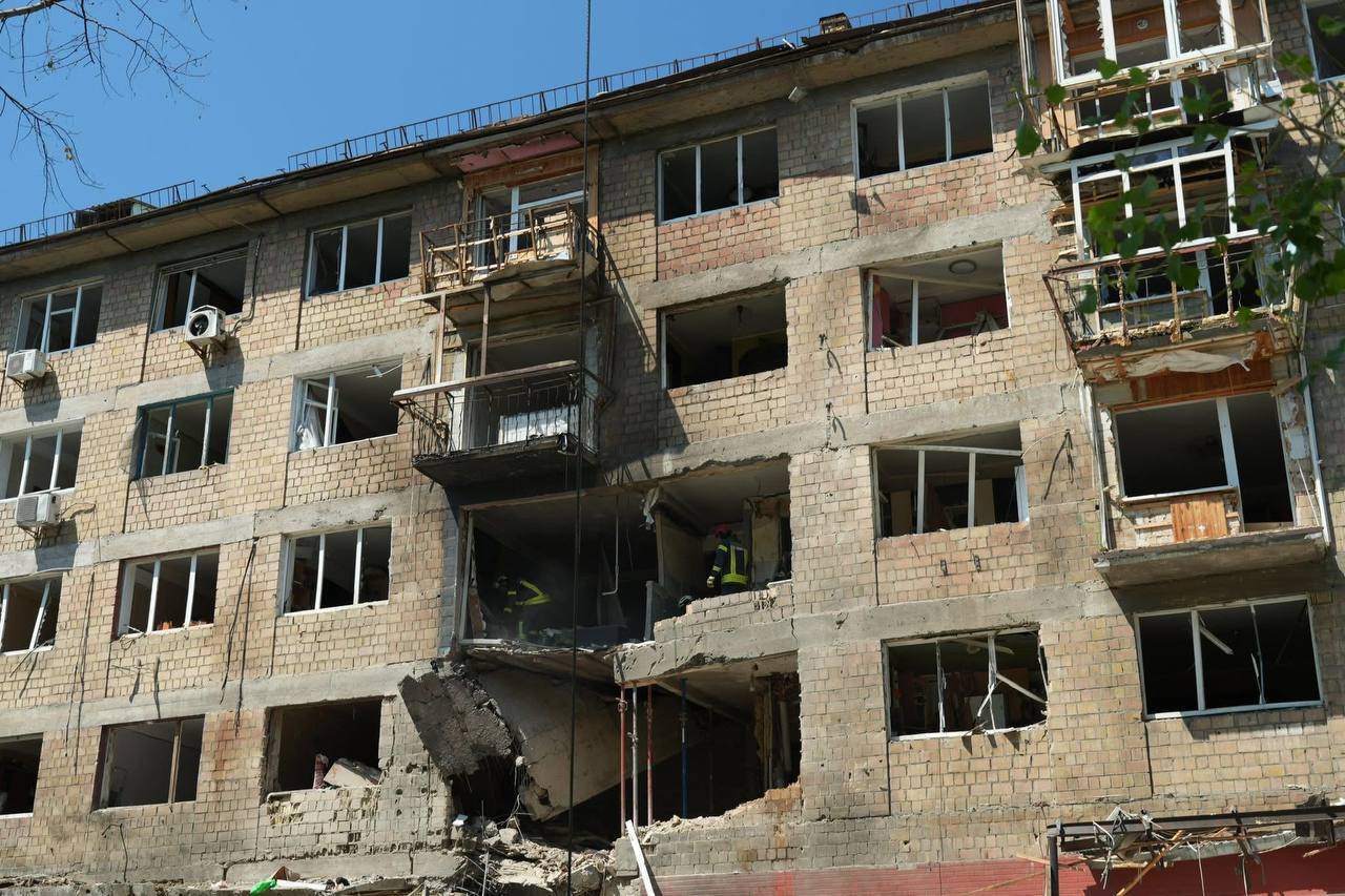 "Побиті будинки, вкручені в землю автівки": з'явились нові деталі наслідків терористичної атаки РФ на Київ у ніч проти 4 липня. Фото