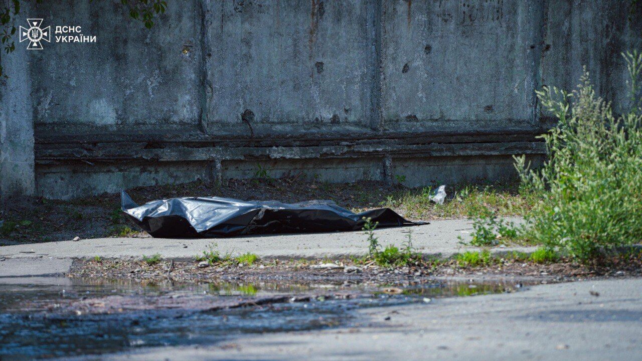 У Києві під час розбору завалів виявили тіло загиблого внаслідок російського обстрілу. Подробиці та фото