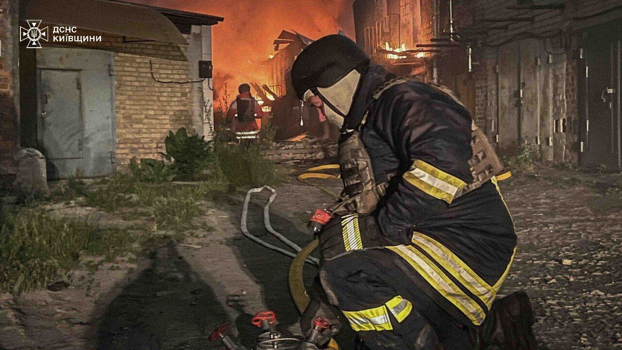 Окупанти вночі атакували Київщину: руйнувань та пошкоджень зазнали житловий  та промисловий сектори. Фото і відео