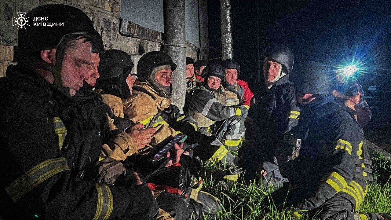Окупанти вночі атакували Київщину: руйнувань та пошкоджень зазнали житловий  та промисловий сектори. Фото і відео