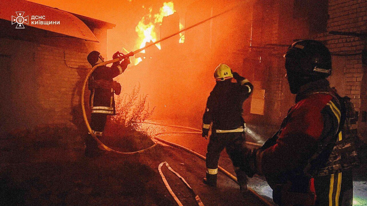 Окупанти вночі атакували Київщину: руйнувань та пошкоджень зазнали житловий  та промисловий сектори. Фото і відео