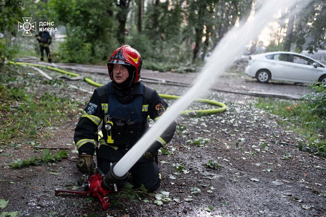 Окупанти масовано атакували Київ дронами й ракетами: виникли пожежі, є жертва, кількість постраждалих перевищила 20 осіб. Фото