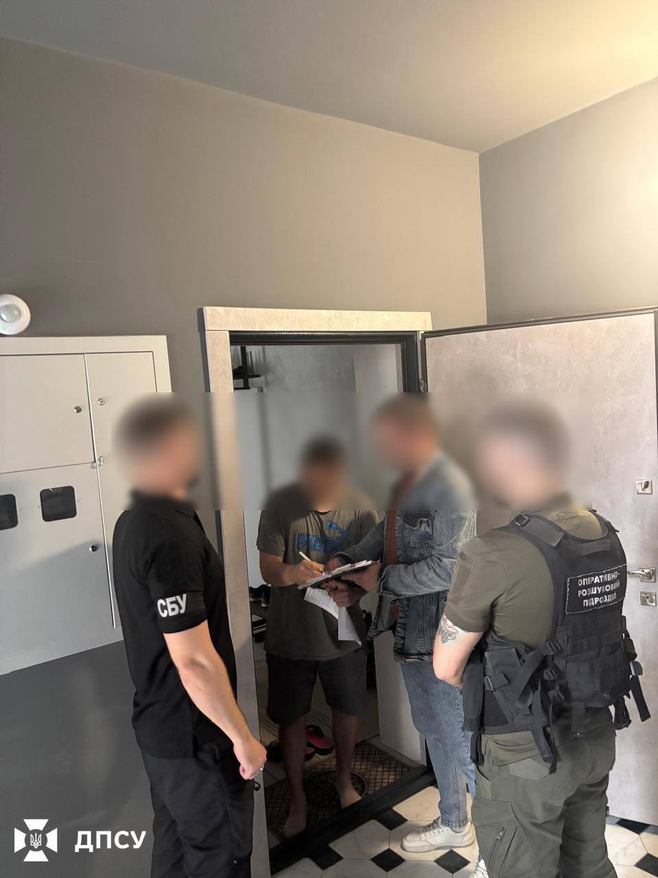 "Дельцы" брали по 13 тыс. евро с каждого: пограничники разоблачили масштабную схему незаконной переправки нарушителей через границу. Фото