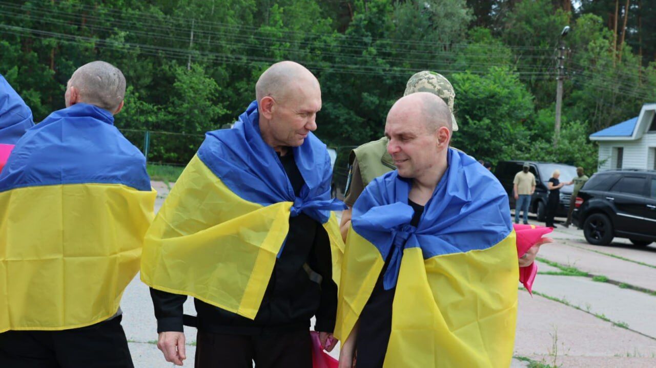 "Мамуська, привіт...": мережу зворушив дзвінок звільненого з російського полону захисника. Відео