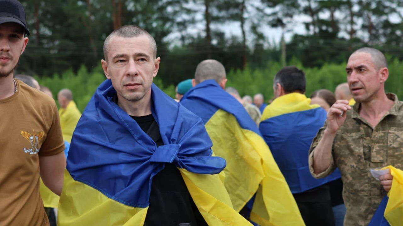 "Мамуська, привіт...": мережу зворушив дзвінок звільненого з російського полону захисника. Відео
