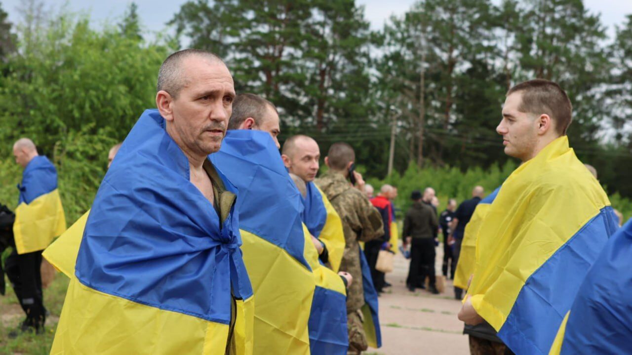 "Мамуська, привіт...": мережу зворушив дзвінок звільненого з російського полону захисника. Відео