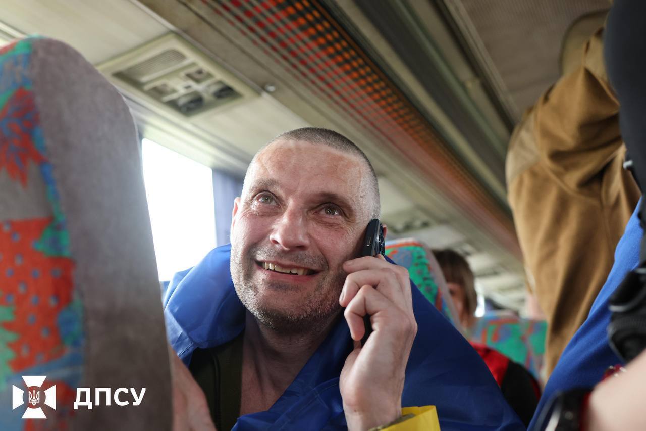 Обійми й зустріч із рідними: з'явились нові зворушливі кадри з обміну полоненими. Фото і відео