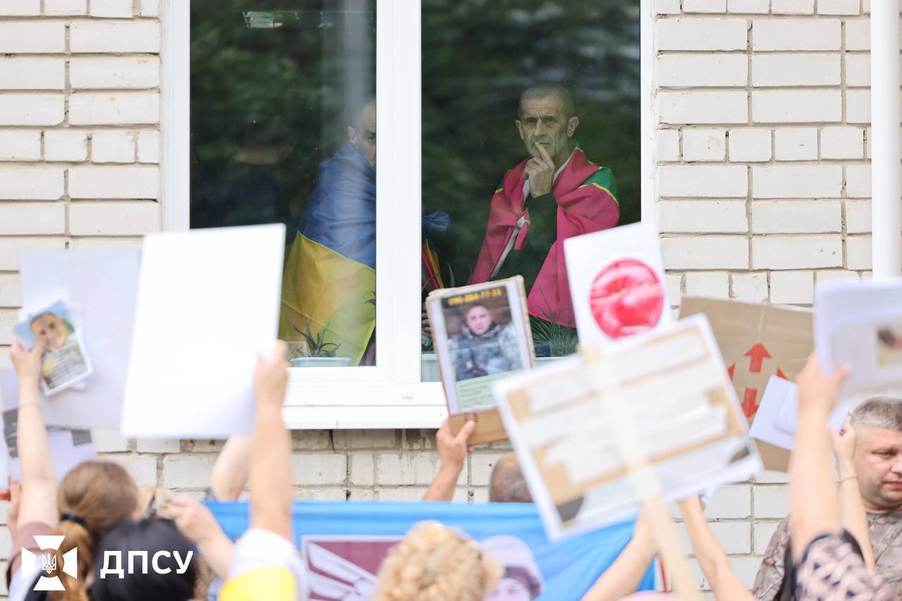 Обійми й зустріч із рідними: з'явились нові зворушливі кадри з обміну полоненими. Фото і відео