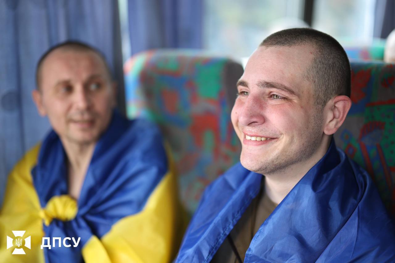 Обійми й зустріч із рідними: з'явились нові зворушливі кадри з обміну полоненими. Фото і відео