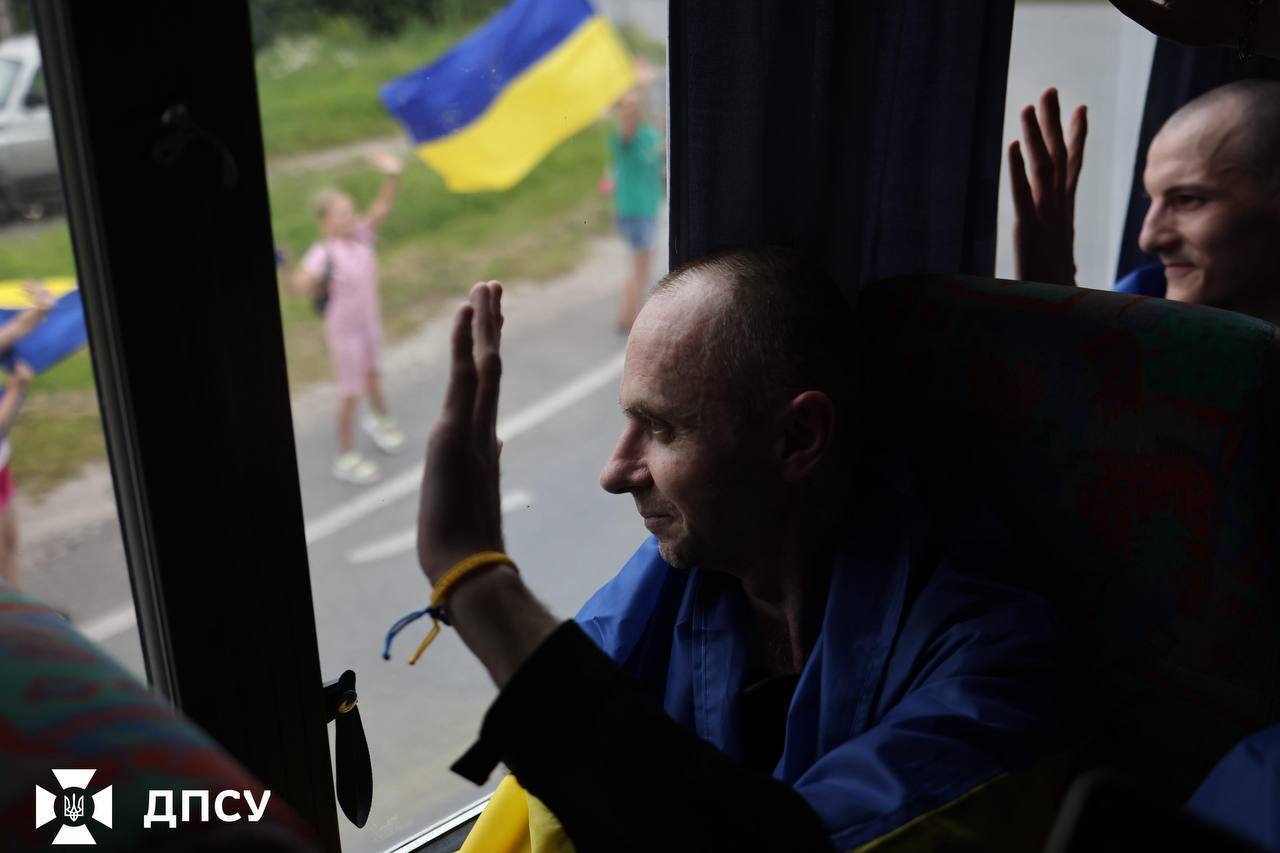 Обійми й зустріч із рідними: з'явились нові зворушливі кадри з обміну полоненими. Фото і відео