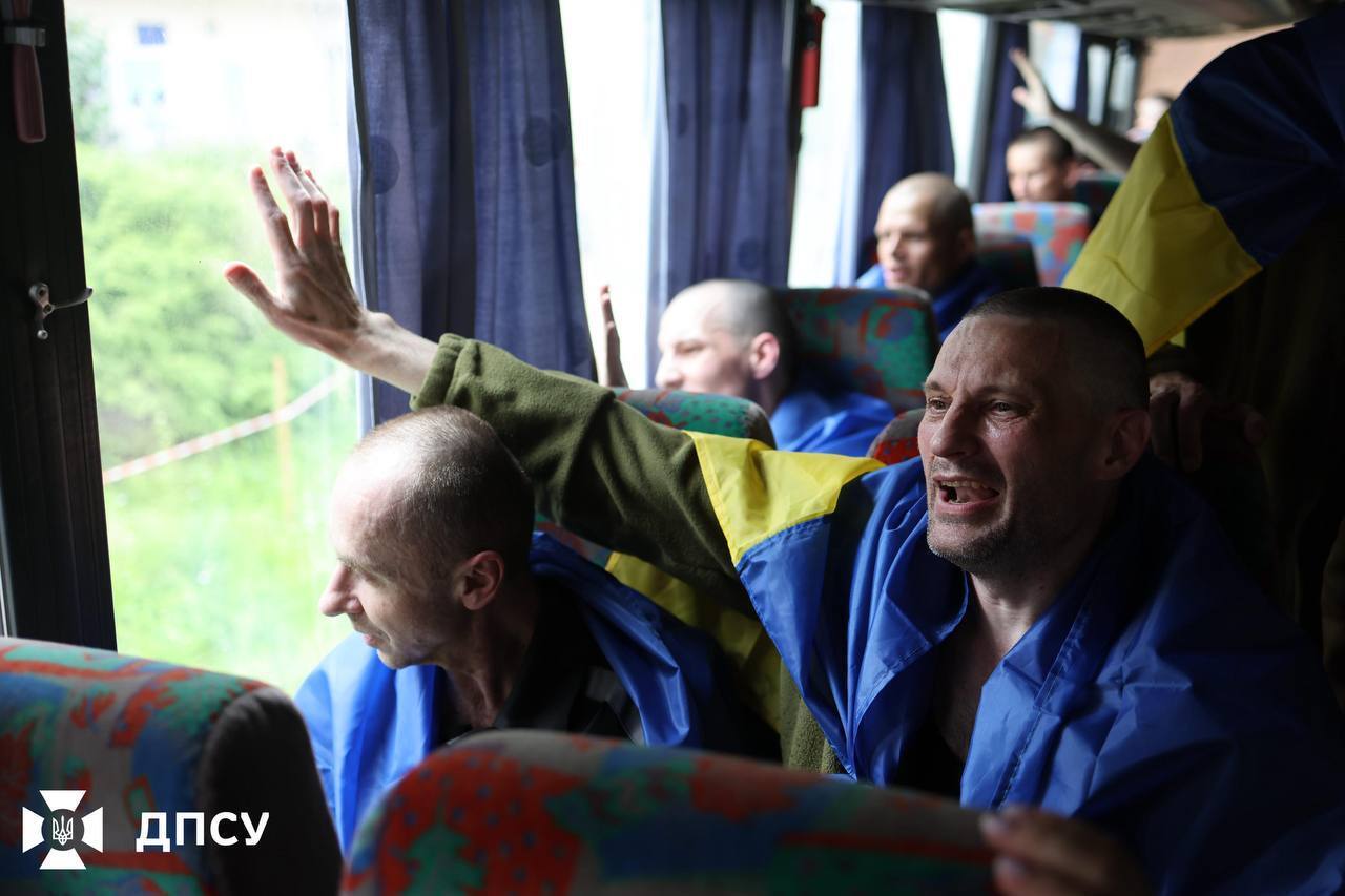 Обійми й зустріч із рідними: з'явились нові зворушливі кадри з обміну полоненими. Фото і відео