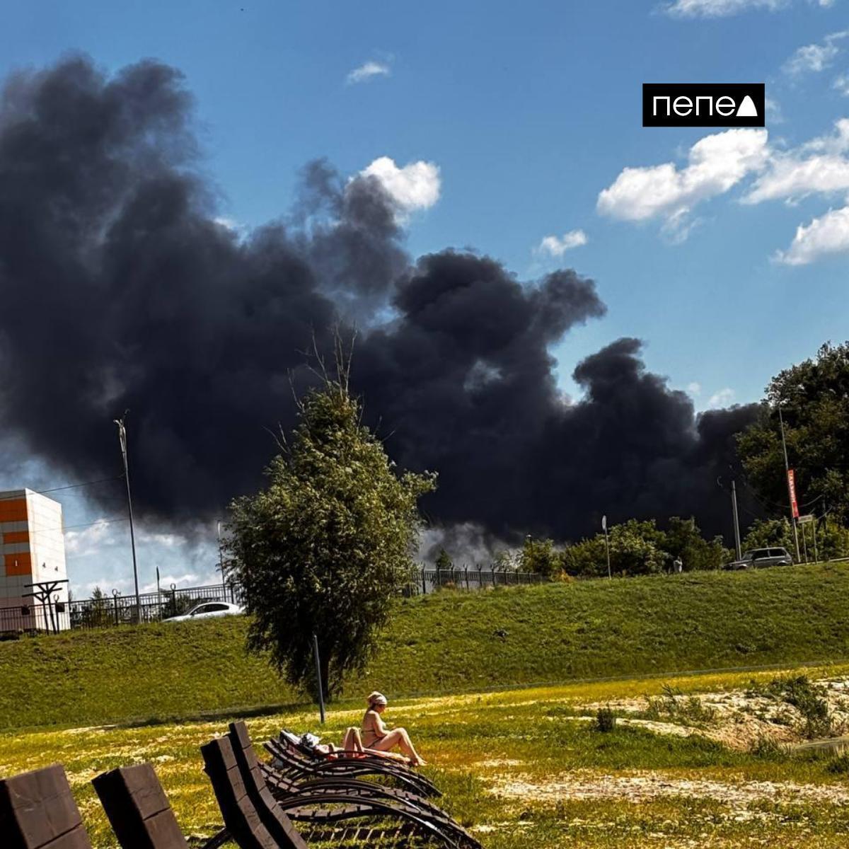 Під Бєлгородом після атаки дронів спалахнув хімзавод: росіяни скаржаться, що дим видно за 25 км