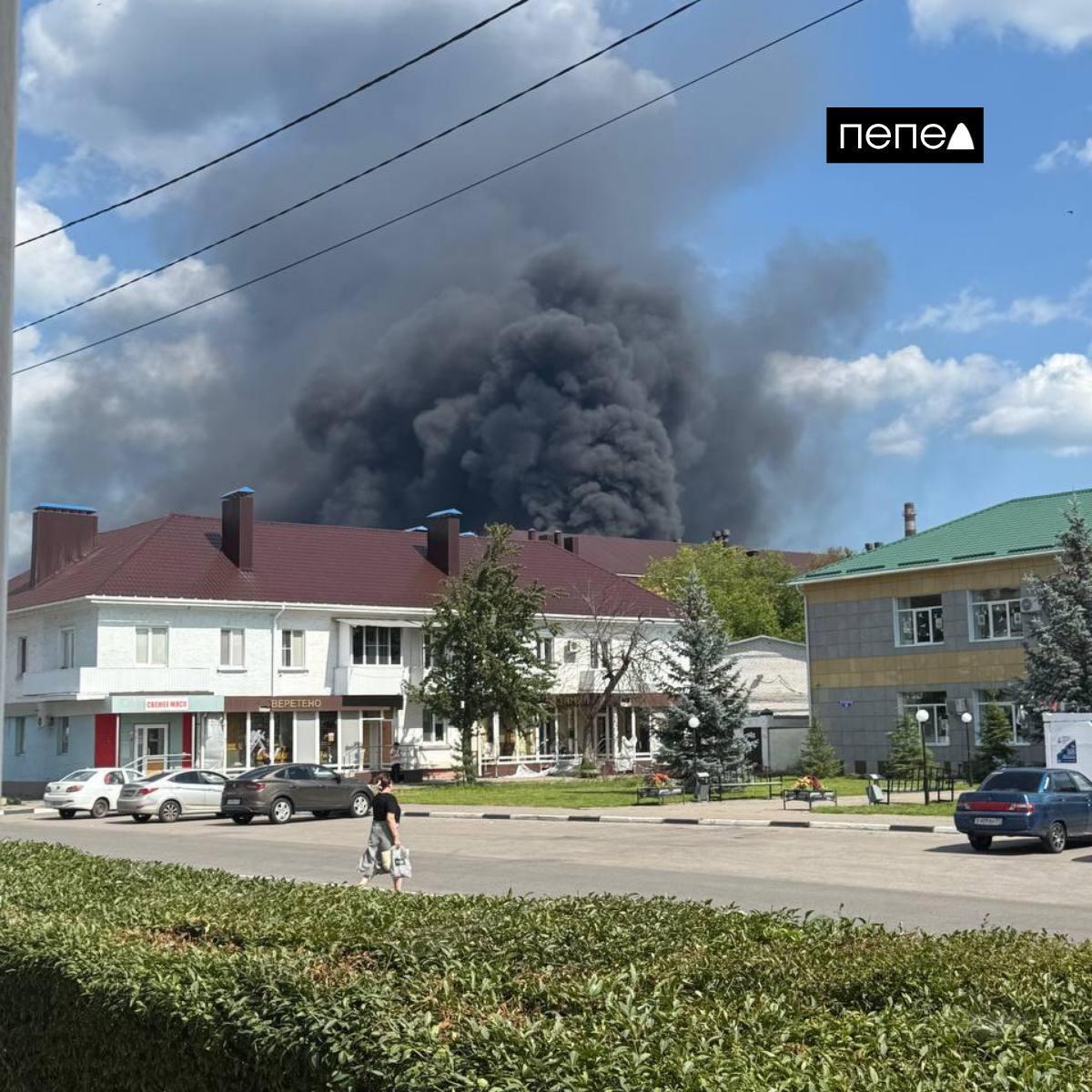 Під Бєлгородом після атаки дронів спалахнув хімзавод: росіяни скаржаться, що дим видно за 25 км