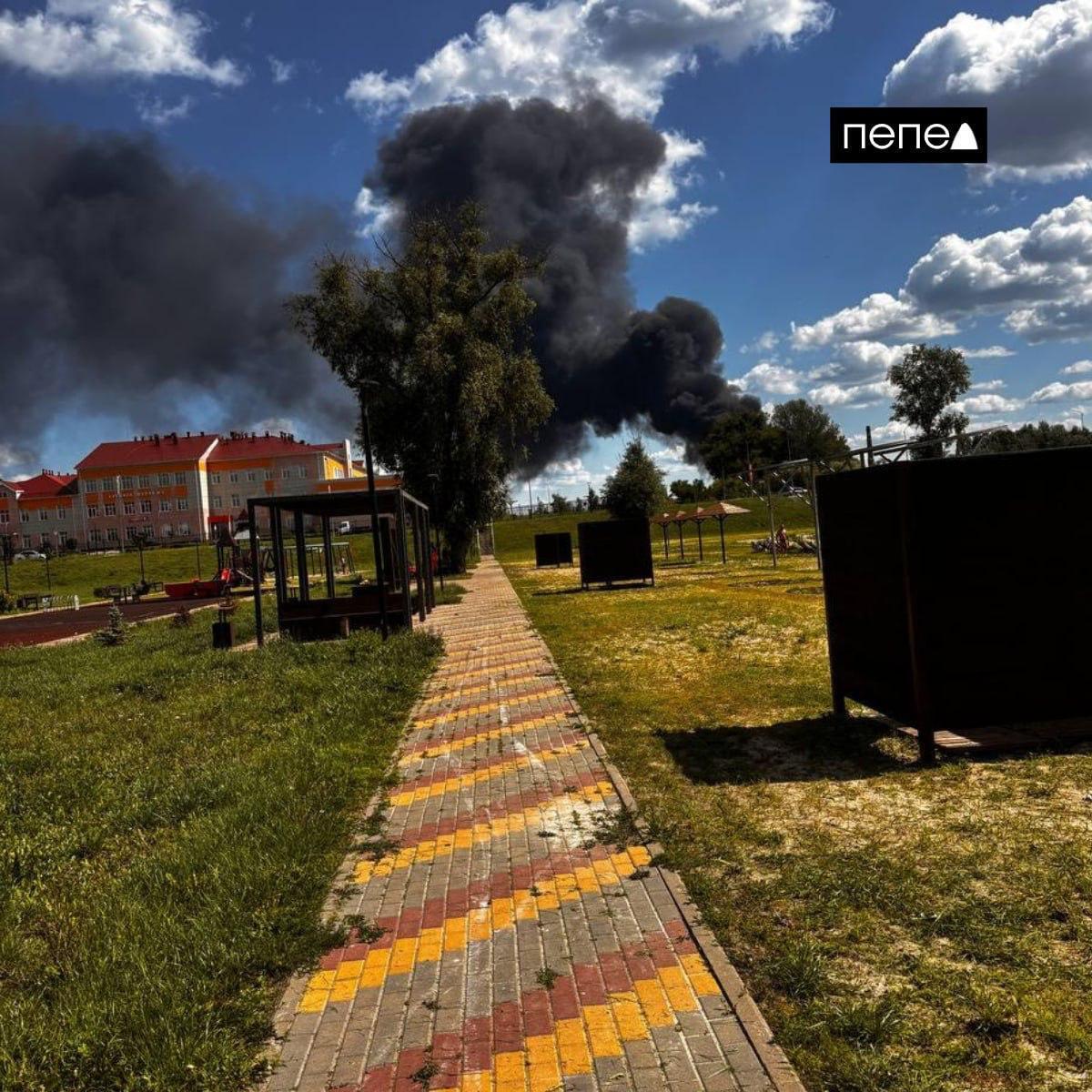 Під Бєлгородом після атаки дронів спалахнув хімзавод: росіяни скаржаться, що дим видно за 25 км