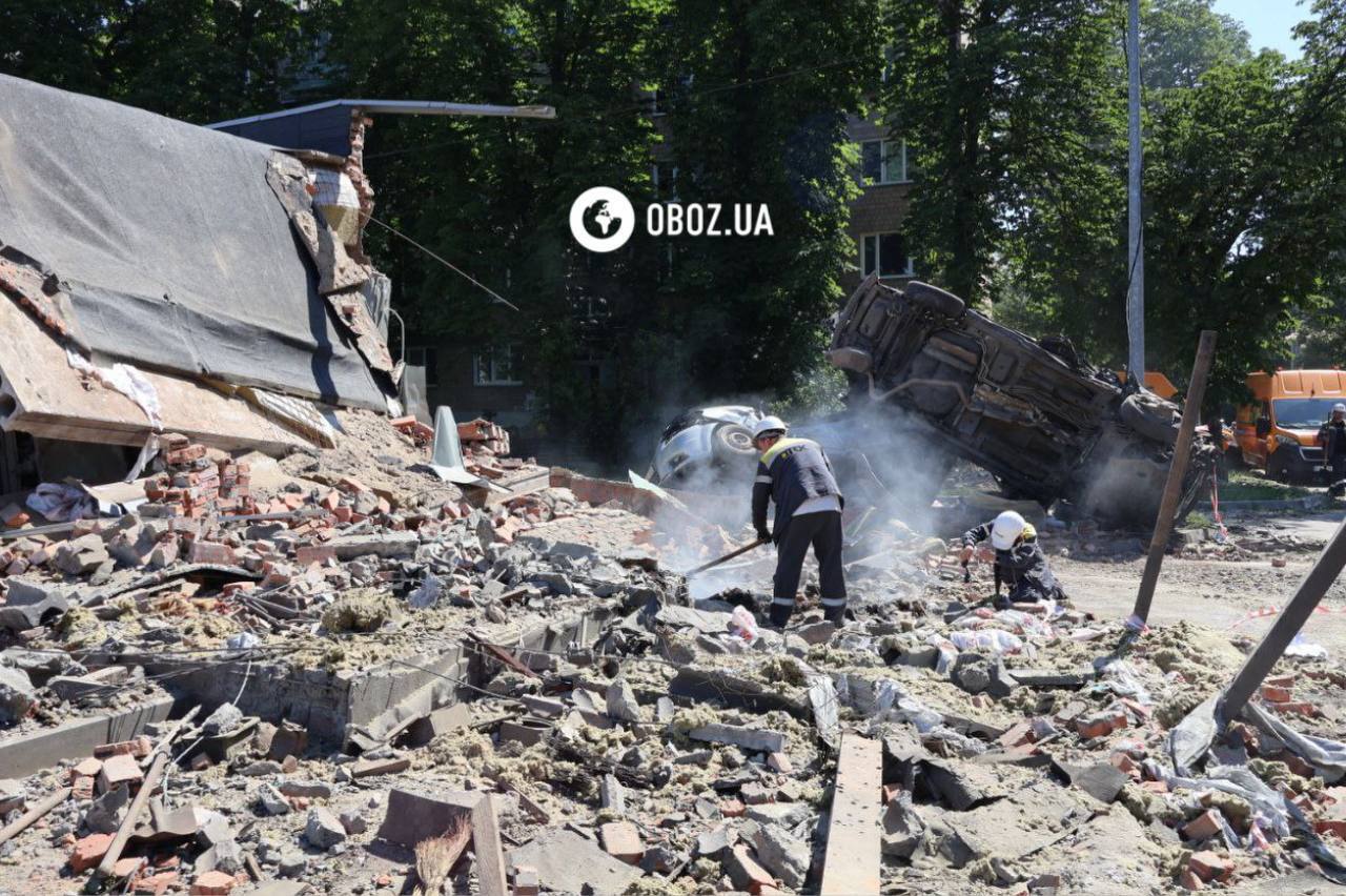 У Києві обстріл РФ пошкодив будівлю школи та знищив трансформаторну будку. Подробиці, фото та відео