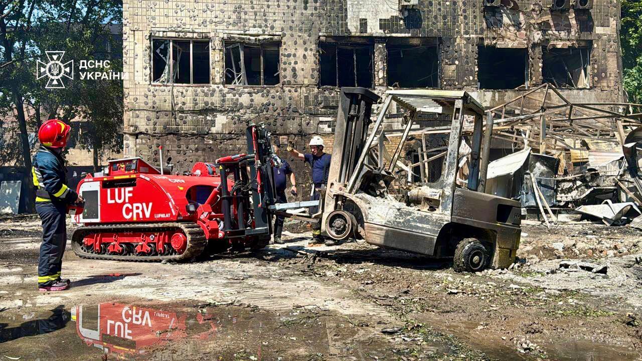 У Києві під час розбору завалів виявили тіло загиблого внаслідок російського обстрілу. Подробиці та фото
