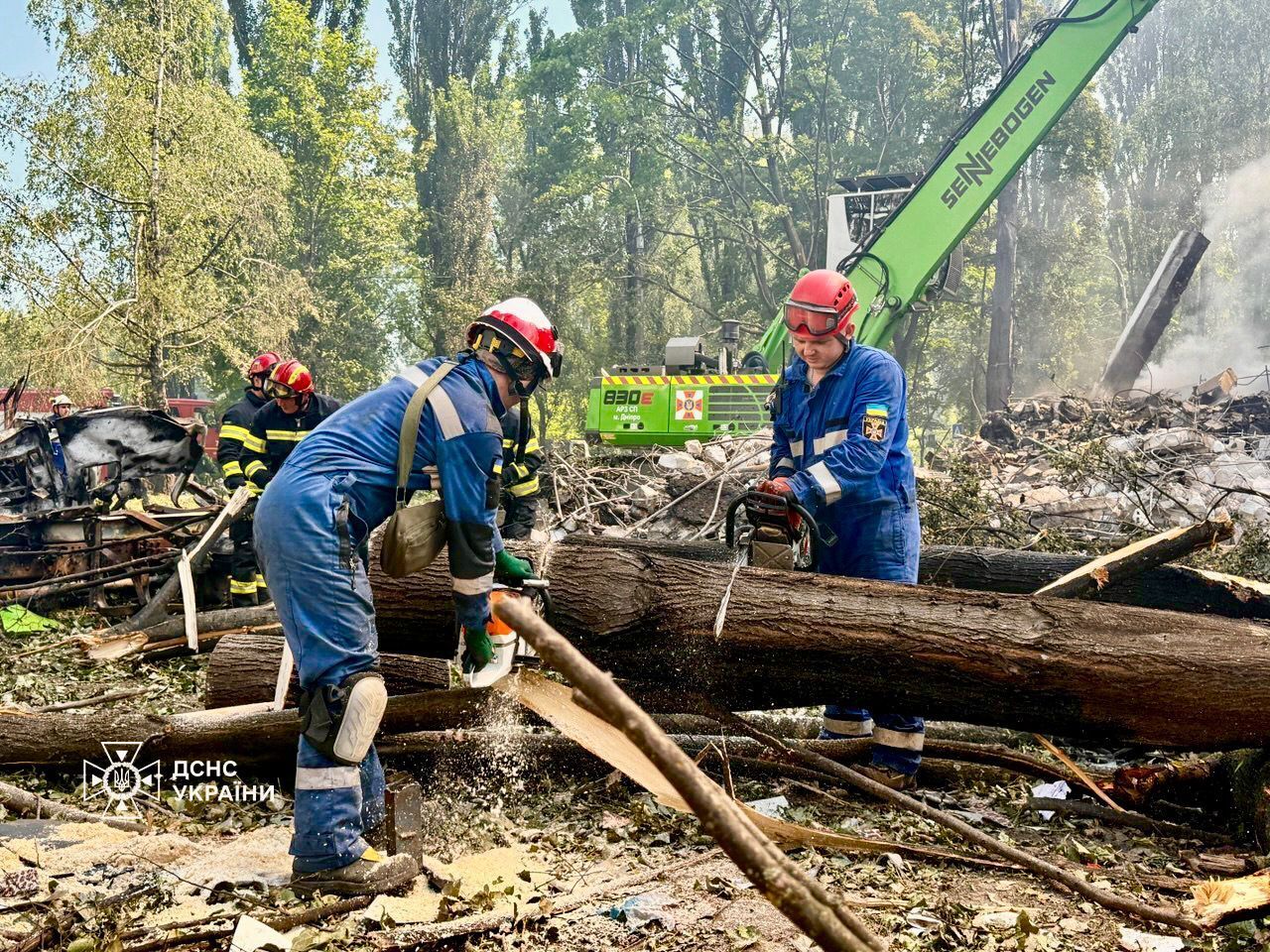 У Києві під час розбору завалів виявили тіло загиблого внаслідок російського обстрілу. Подробиці та фото
