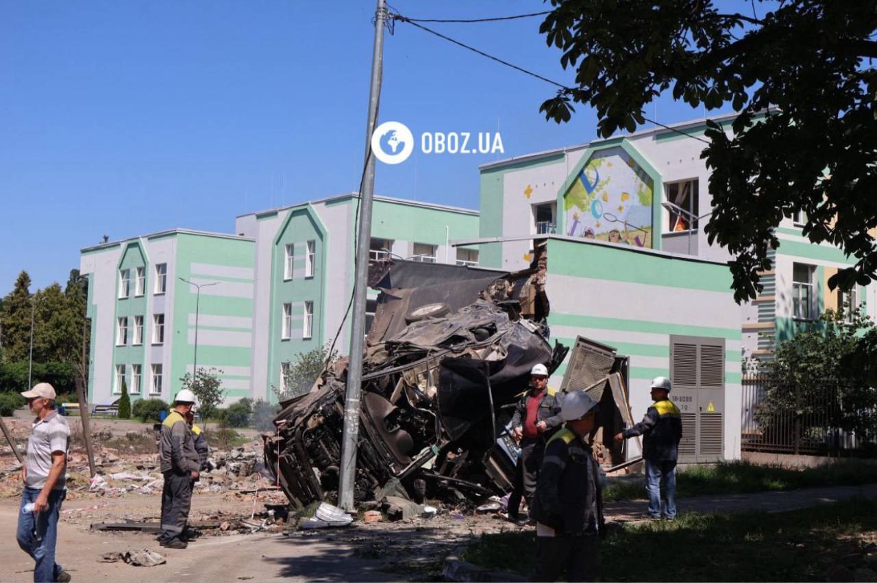 У Києві обстріл РФ пошкодив будівлю школи та знищив трансформаторну будку. Подробиці, фото та відео