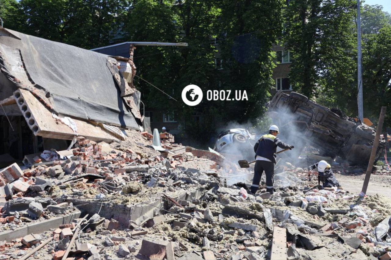 У Києві обстріл РФ пошкодив будівлю школи та знищив трансформаторну будку. Подробиці, фото та відео