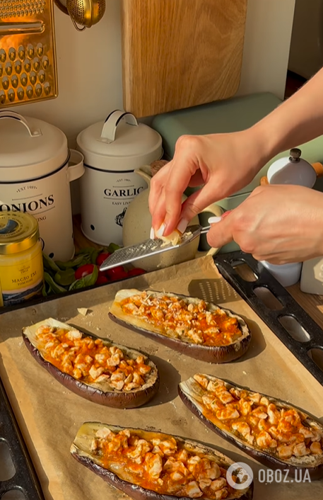 Вкусные запеченные баклажаны с курицей и сыром: идеальное блюдо для сытного обеда или ужина