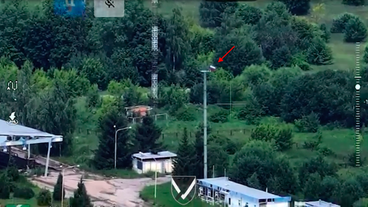 Українські воїни знищили прапор РФ, який окупанти встановили на кордоні з Чернігівщиною. Відео