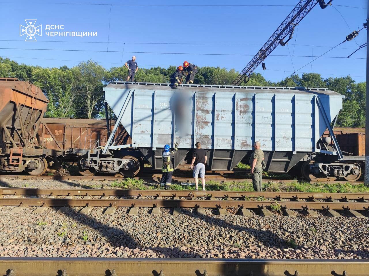 В Нежине из-за поражения током на железнодорожном вокзале погиб подросток, а девушка получила травмы. Фото