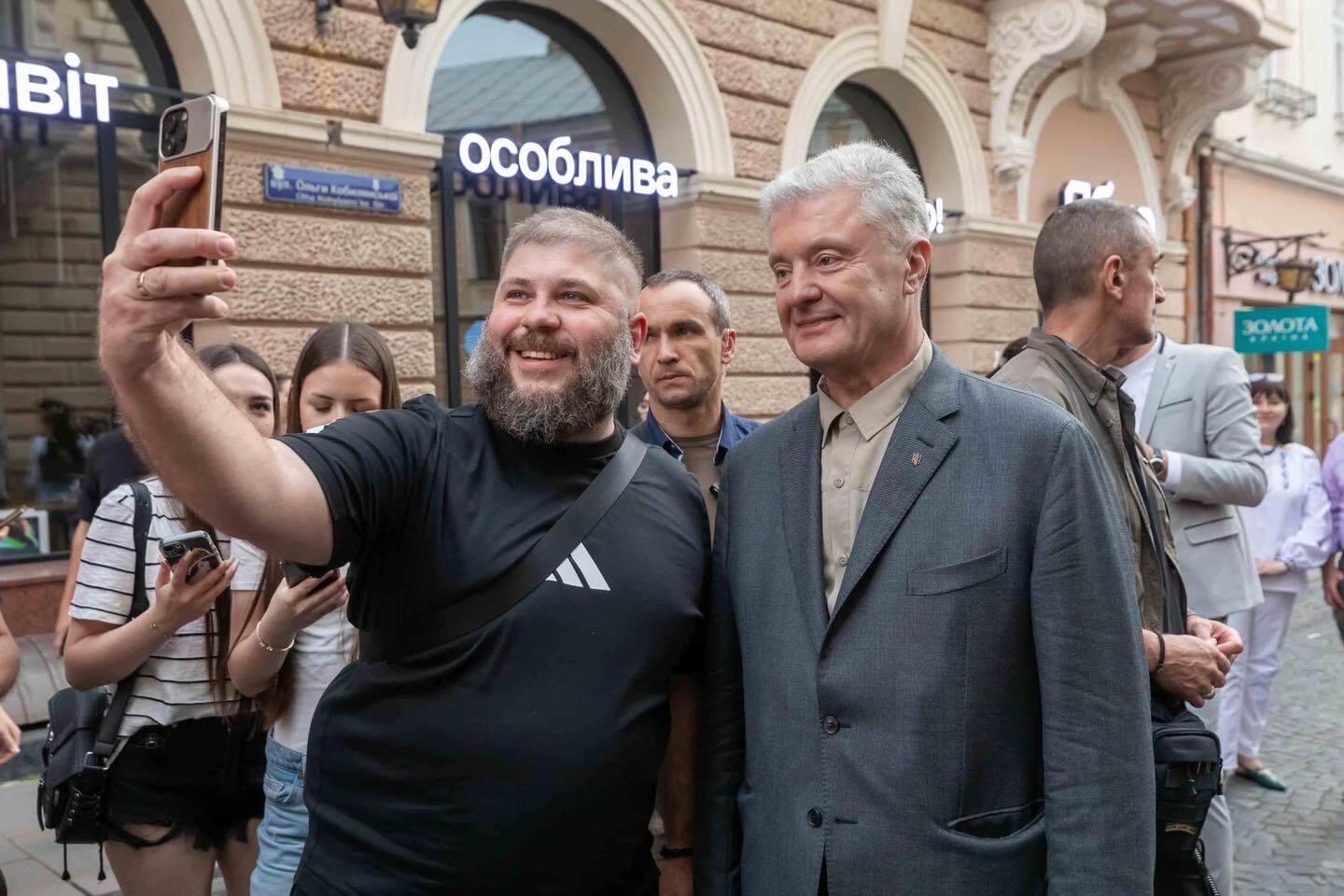 "Ніби потрапив у гості до великої родини": Порошенко показав, як його тепло зустріли у Чернівцях. Фото